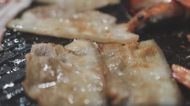 Tayland usulü sıcak tencerede ızgara domuz eti dilimleri.