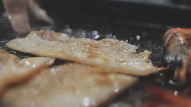 Tayland usulü sıcak tencerede ızgara domuz eti dilimleri.