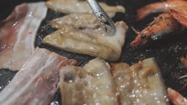 Tayland usulü sıcak tencerede ızgara domuz eti dilimleri.