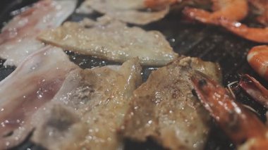 Tayland usulü sıcak tencerede ızgara domuz eti dilimleri.