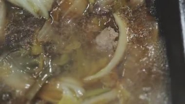 Tayland usulü sıcak tencerede ızgara domuz eti dilimleri.