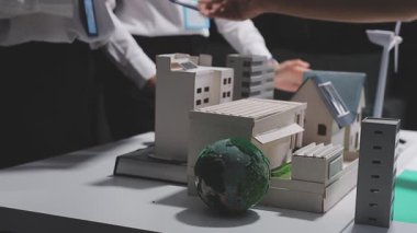 İş adamı güneş pili paneli teknolojisinde buluşuyor. İş adamları güneş enerjisi çevre kavramını tartışıyor. Yeşil alternatif enerji kavramı