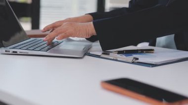 İş adamı güneş pili paneli teknolojisinde buluşuyor. İş adamları güneş enerjisi çevre kavramını tartışıyor. Yeşil alternatif enerji kavramı