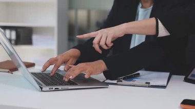 İş adamı güneş pili paneli teknolojisinde buluşuyor. İş adamları güneş enerjisi çevre kavramını tartışıyor. Yeşil alternatif enerji kavramı