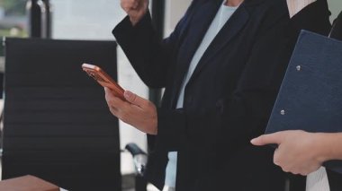 İş adamı güneş pili paneli teknolojisinde buluşuyor. İş adamları güneş enerjisi çevre kavramını tartışıyor. Yeşil alternatif enerji kavramı