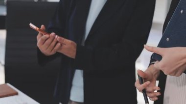 İş adamı güneş pili paneli teknolojisinde buluşuyor. İş adamları güneş enerjisi çevre kavramını tartışıyor. Yeşil alternatif enerji kavramı