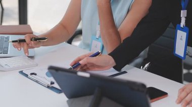 Genç insanlar modern ofiste iş toplantısı