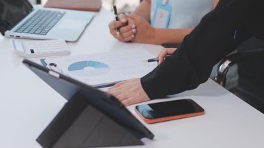 Genç insanlar modern ofiste iş toplantısı