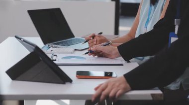 Genç insanlar modern ofiste iş toplantısı