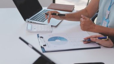 Genç insanlar modern ofiste iş toplantısı