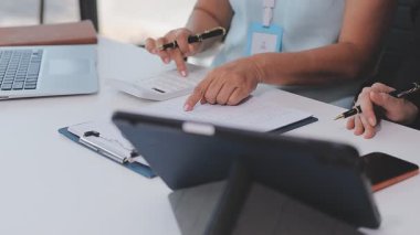 Genç insanlar modern ofiste iş toplantısı