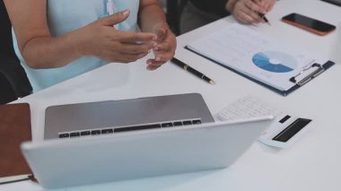 Genç insanlar modern ofiste iş toplantısı