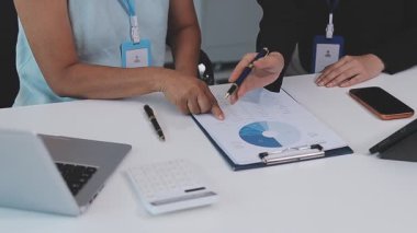 Genç insanlar modern ofiste iş toplantısı