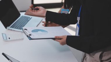 Genç insanlar modern ofiste iş toplantısı