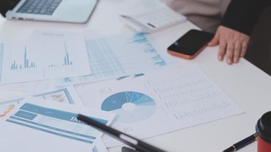 Genç insanlar modern ofiste iş toplantısı