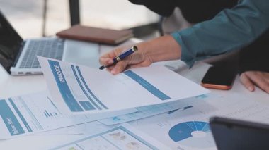 Genç insanlar modern ofiste iş toplantısı