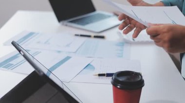 Genç insanlar modern ofiste iş toplantısı