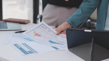 Genç insanlar modern ofiste iş toplantısı