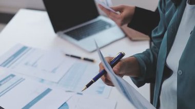 Genç insanlar modern ofiste iş toplantısı