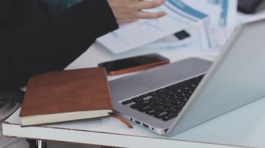 Genç insanlar modern ofiste iş toplantısı