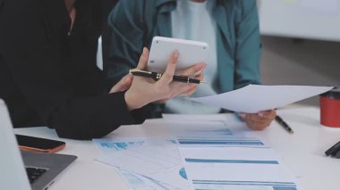 Genç insanlar modern ofiste iş toplantısı