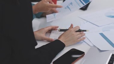 Genç insanlar modern ofiste iş toplantısı