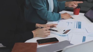 Genç insanlar modern ofiste iş toplantısı