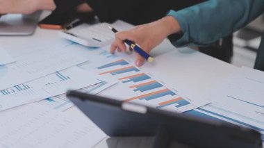 Genç insanlar modern ofiste iş toplantısı