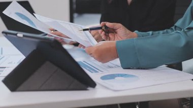 Genç insanlar modern ofiste iş toplantısı