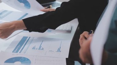 Genç insanlar modern ofiste iş toplantısı