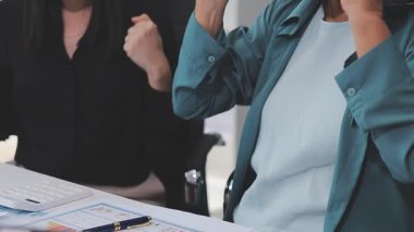 Genç insanlar modern ofiste iş toplantısı