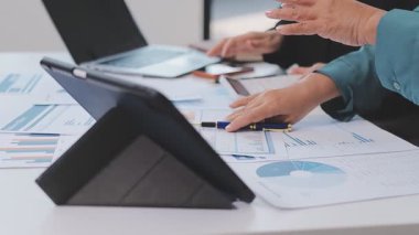 Genç insanlar modern ofiste iş toplantısı