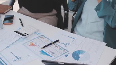 Genç insanlar modern ofiste iş toplantısı