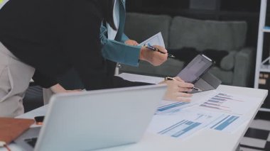 Genç insanlar modern ofiste iş toplantısı