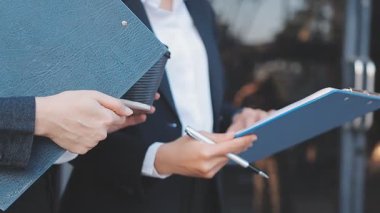 Genç insanlar modern ofiste iş toplantısı