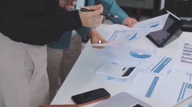 Genç insanlar modern ofiste iş toplantısı