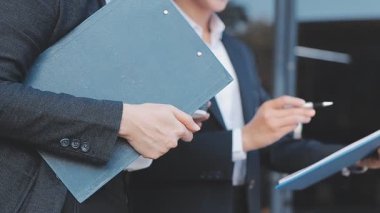 Genç insanlar modern ofiste iş toplantısı