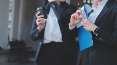 Genç insanlar modern ofiste iş toplantısı