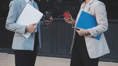 Genç insanlar modern ofiste iş toplantısı