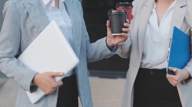 Genç insanlar modern ofiste iş toplantısı