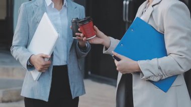 Genç insanlar modern ofiste iş toplantısı