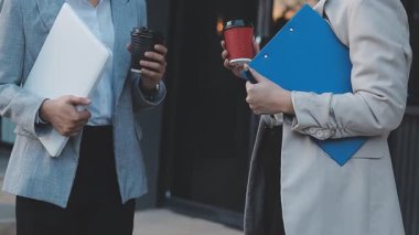 Genç insanlar modern ofiste iş toplantısı