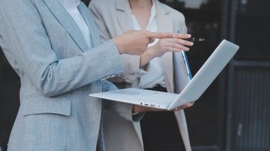 Genç insanlar modern ofiste iş toplantısı