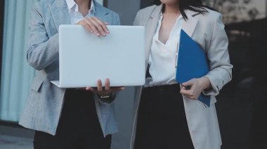 Genç insanlar modern ofiste iş toplantısı