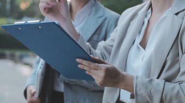 Genç insanlar modern ofiste iş toplantısı