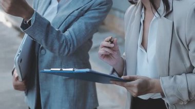 Genç insanlar modern ofiste iş toplantısı