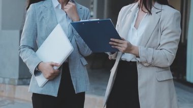 Genç insanlar modern ofiste iş toplantısı