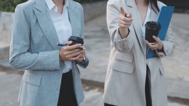 Genç insanlar modern ofiste iş toplantısı