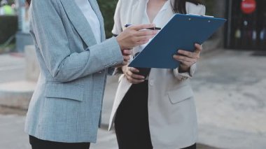 Genç insanlar modern ofiste iş toplantısı