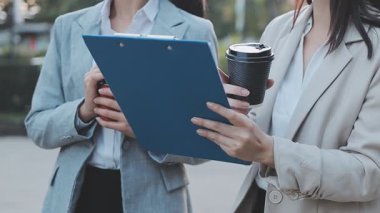 Genç insanlar modern ofiste iş toplantısı